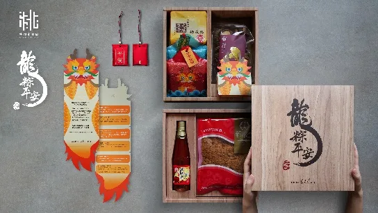 木質禮盒的展開圖，上層放著醬料與乾貨包裝，下層放著醬油與肉鬆，旁邊立著龍造型的說明卡與紅色平安符